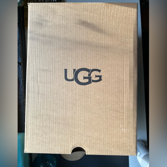 Ugg - Picture 4 of 4